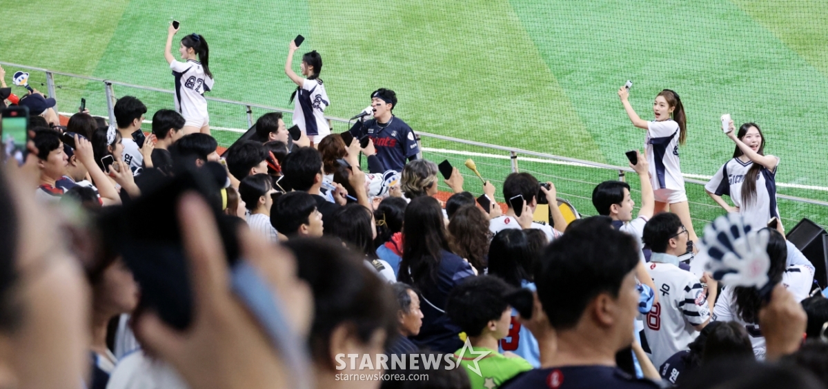 [한번에쓱]'응원에선 질수없지! 경기는....아몰랑' <b>롯데</b> 공서윤