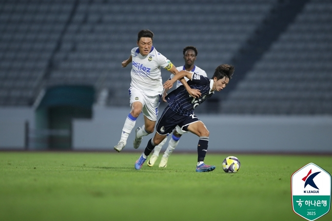 '핸드볼 판독 2차례→PK 없었다' 서울<b>이랜드</b>-<b>인천</b>, 90분 헛심 공방 0-0 무...