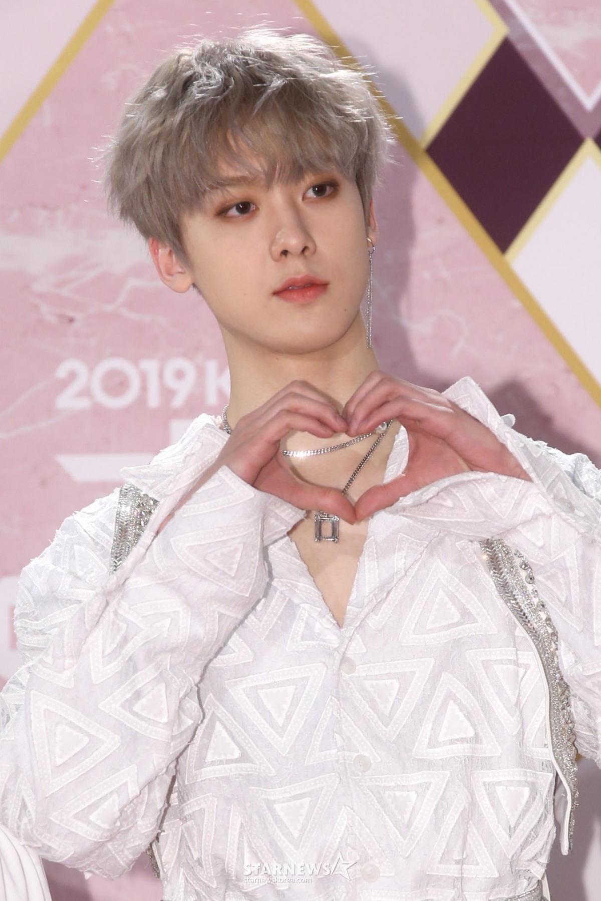 '<b>훈련병</b>' <b>차은우</b>, 성당서도 '얼굴 천재' 웅성웅성..설거지 열심[스타이...