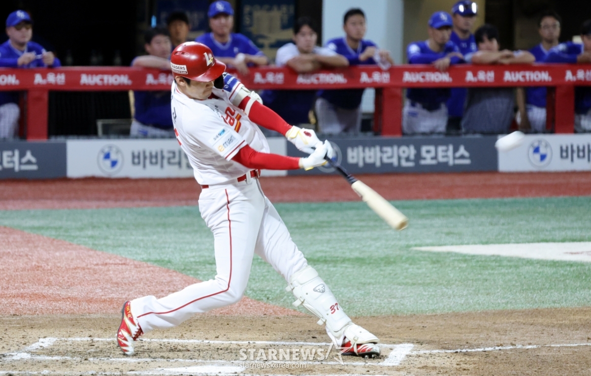 [포토]맞는 순간! '대타<b>역전</b> 스리런' <b>오태곤</b>