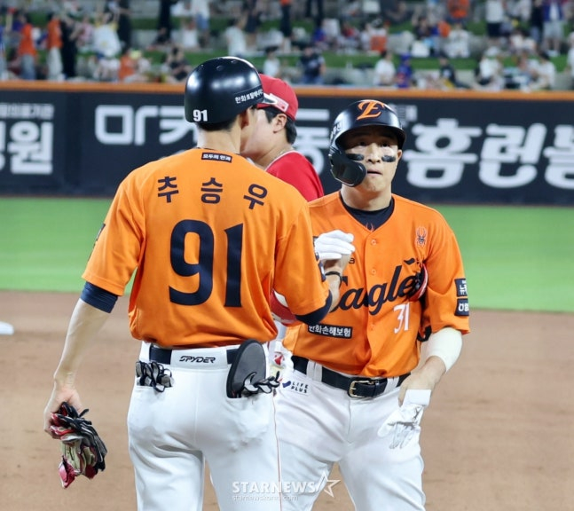 '이보다 완벽할 수 없다' 한화, 6연패 탈출+첫 100만 관중+<b>황준서</b> 451일 ...