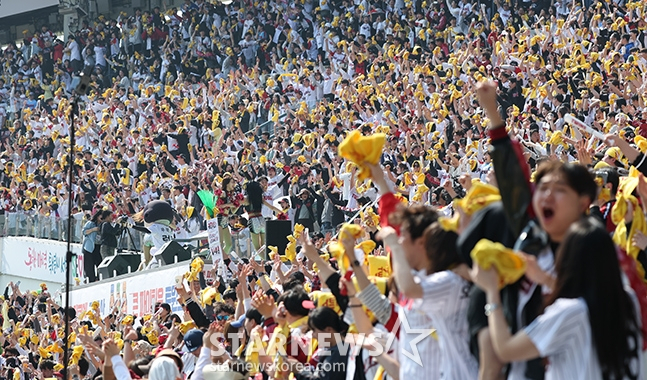 [오피셜] 韓 야구 열기 대단하다! <b>KBO</b> 리그, 84G 앞당겨 2년 연속 <b>천만</b> 관...