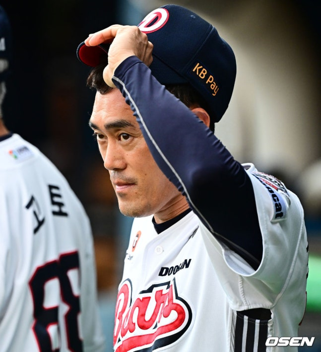 두산 <b>조성환 감독</b>대행, 비디오 판독 <b>항의</b> 후 <b>퇴장</b>→"<b>감독</b>님! <b>감독</b>님!" 연...