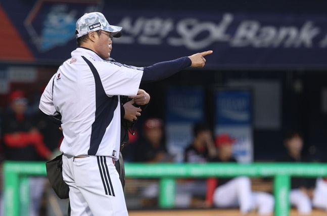 '감독 <b>퇴장</b>' <b>논란</b>의 비디오 판독, <b>두산</b> 강력대응→KBO에 공문 발송 "시스...