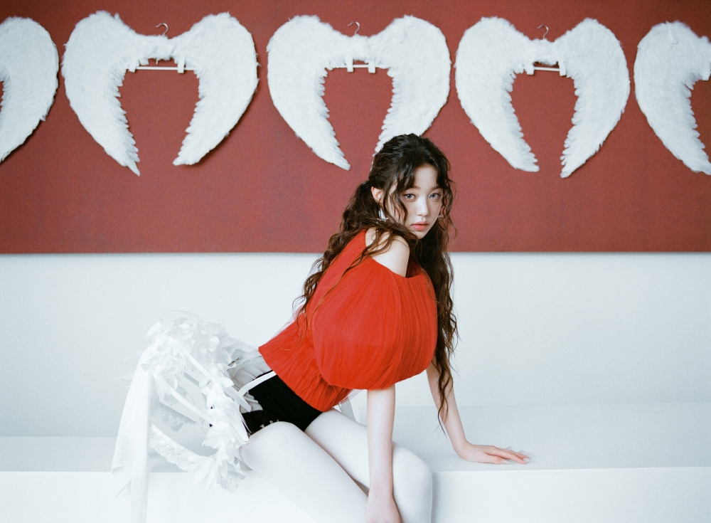 '<b>광고 퀸</b>' <b>장원영</b>, '2025 올해의 브랜드 대상' 올해의 여자 <b>광고</b>모델..'뷰...