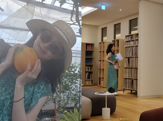 <b>이영애</b>는 휴가 중..여전히 고운 <b>자태</b>, <b>수영복</b>도 '완벽'