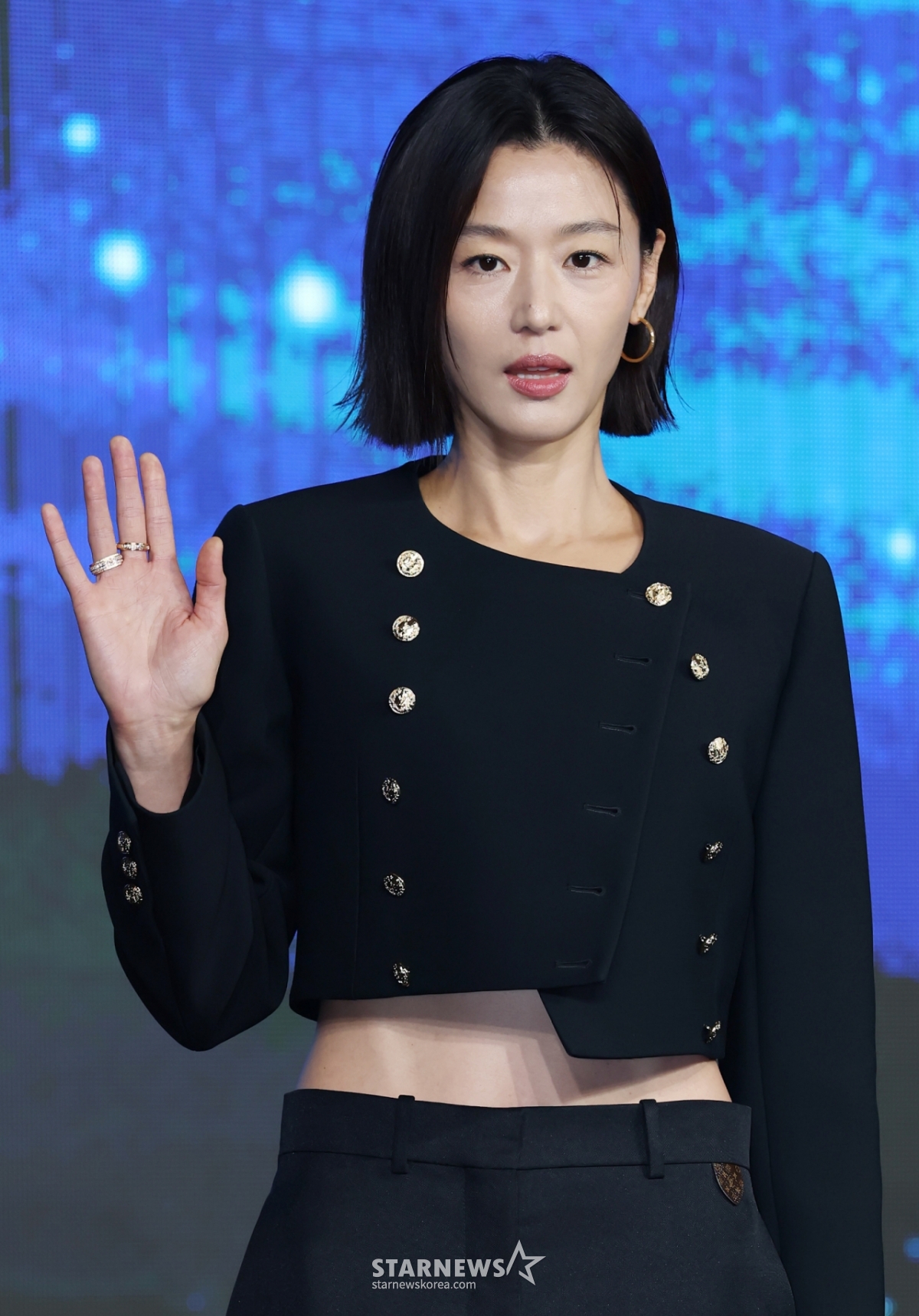 '<b>북극성</b>' <b>전지현</b> "<b>강동원</b>의 오랜 팬, 더 늦기 전에 호흡 원했다"