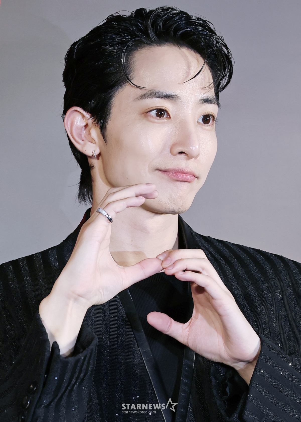 <b>이수혁</b> 中<b>팬미팅</b> 혹사 <b>논란</b>..사람엔터 "배우 진심 반영됐다" 재차 해명...
