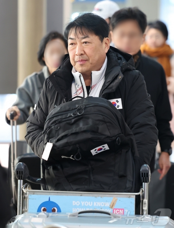 '올림픽 5개월 전' 빙상연맹, 끝내 <b>윤재명</b> 쇼트트랙 <b>감독 복귀</b> 결정... 김...