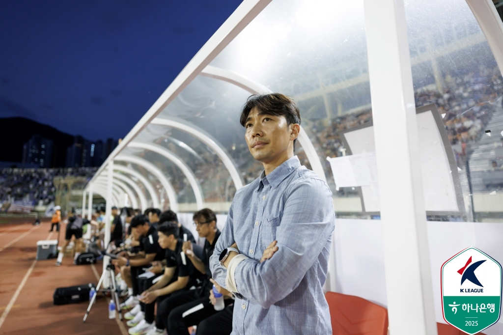 '2연속 퇴장' 구멍 난 수비진, 하필 '5전 전패' 천적 만났다... 변성환 수...
