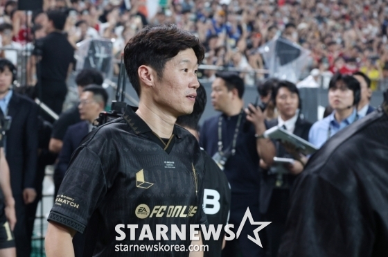 '얼마 만이야' <b>선수</b> 박지성, 풀백 변신→앙리·루니 레전드와 종횡무진...