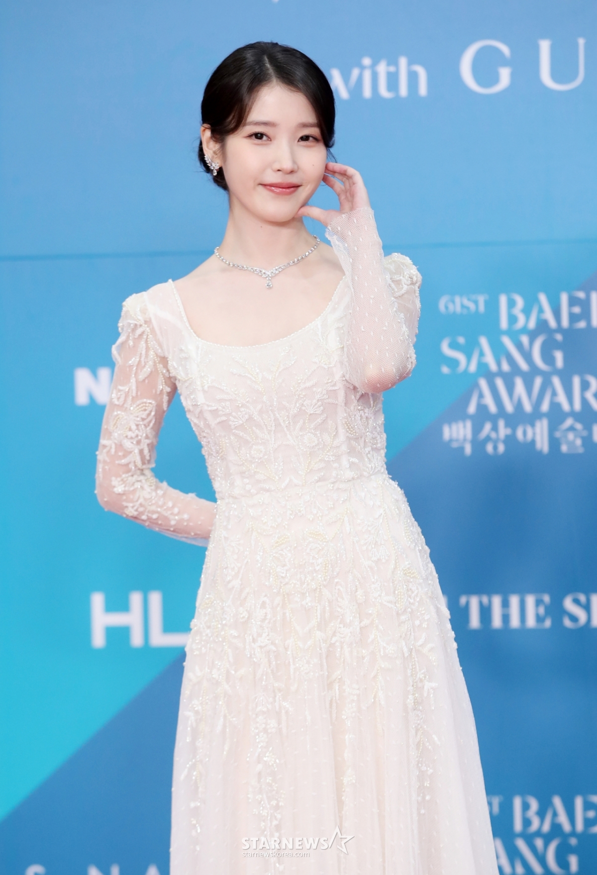 <b>아이유</b>가 또..<b>데뷔 17주년</b> 맞아 2억 <b>기부</b> [공식]