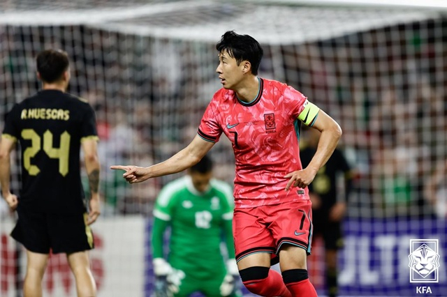 韓<b>축구 FIFA 랭킹</b> 23위 유지→'19위 하락' 日과 격차는 좁혔다... 스페인...