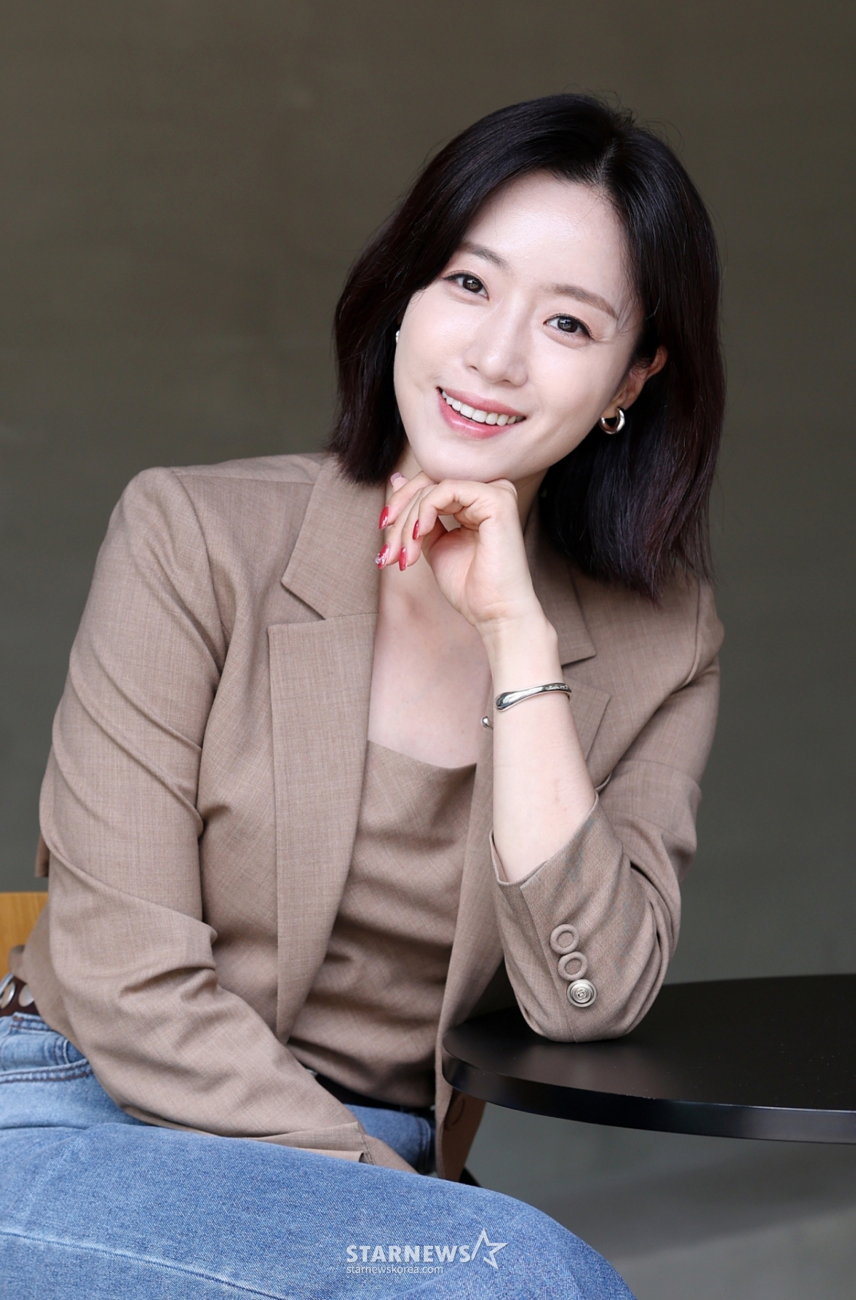 '<b>여왕의 집</b>' <b>함은정</b>, 인터뷰에 목발 짚고 '투혼'.."티아라 때 다쳤던 인...