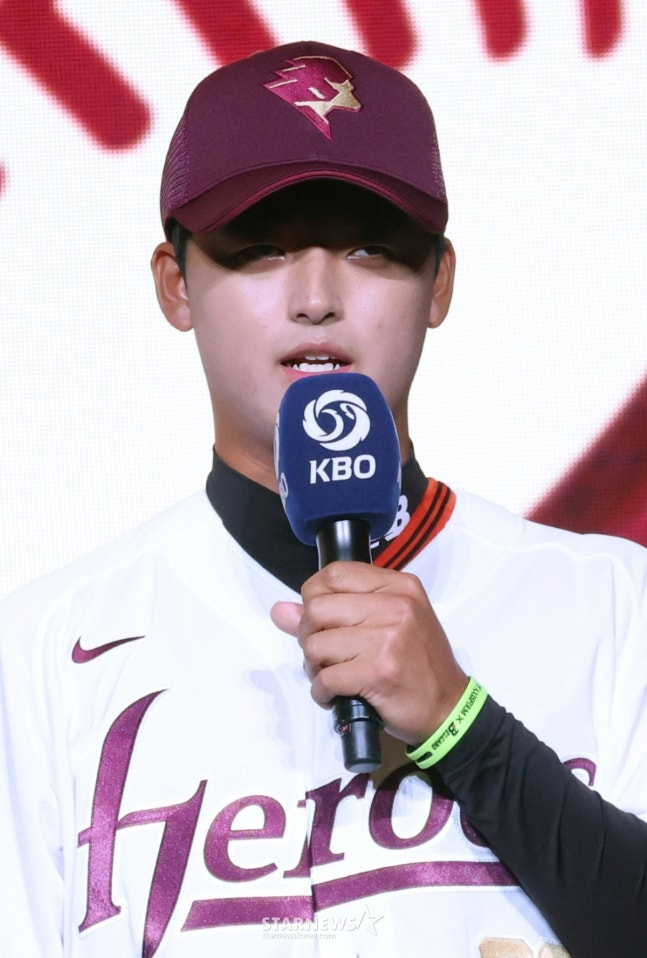 [공식발표] '전체 1순위' <b>박준현</b>, 7억 원 쾅! 역대 구단 루키 2위.... <b>키움</b>...