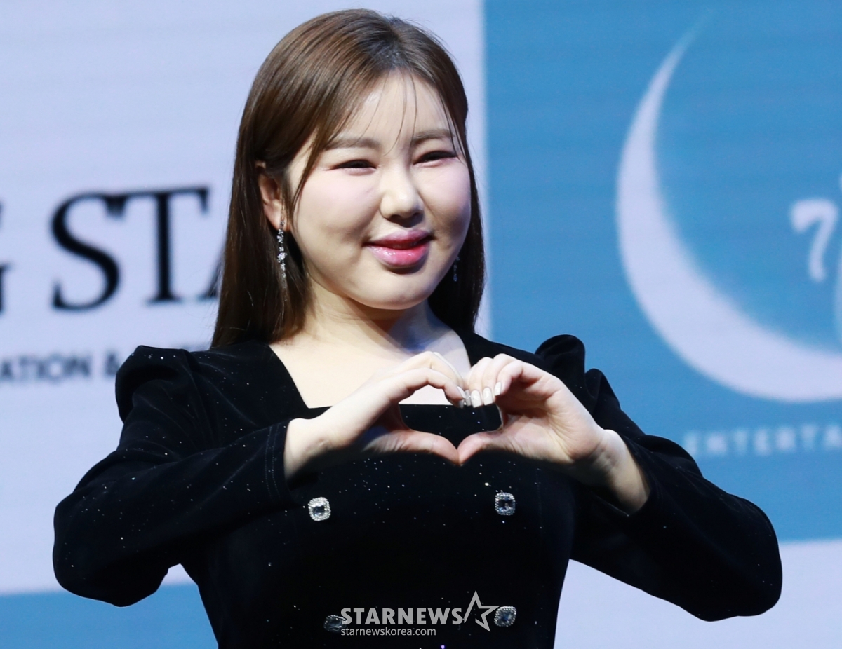<b>송가인</b>, 내년 <b>결혼설</b> 솔솔..母 "묶어서라도 보낼 것" 단호 발언[편스토...