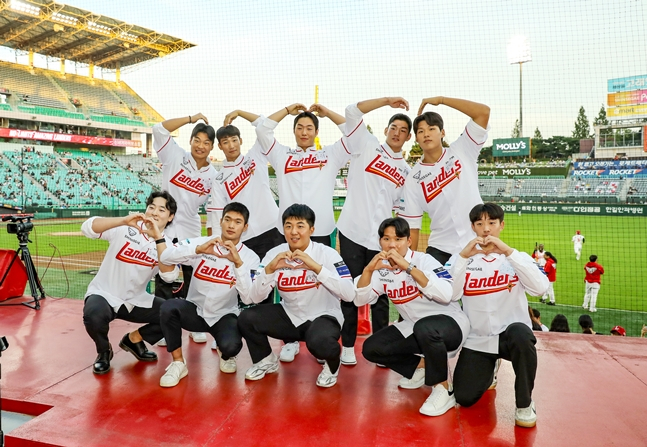 '1R <b>김민준</b> 2.7억+2R 김요셉 1.4억' <b>SSG</b>, 2026 신인 선수 10명 전원과 계...