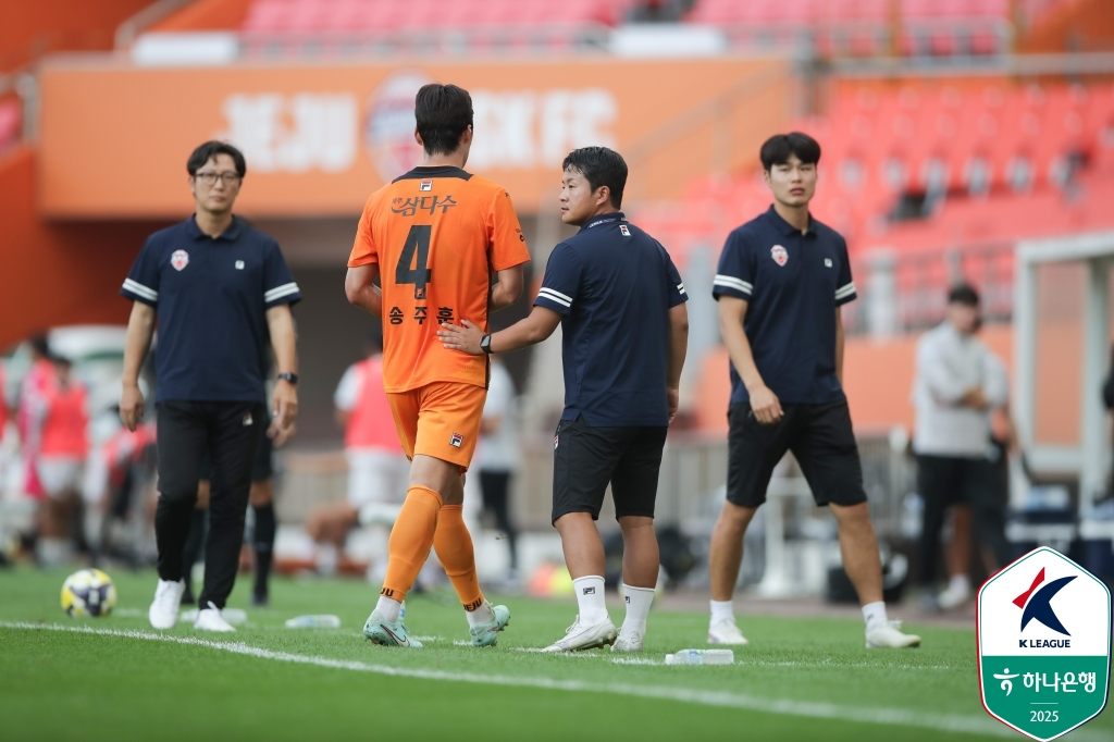 '무려 4명 <b>퇴장</b>' 제주, K리그 불명예 기록 썼다... 역대 한 <b>경기</b> '최다 레...