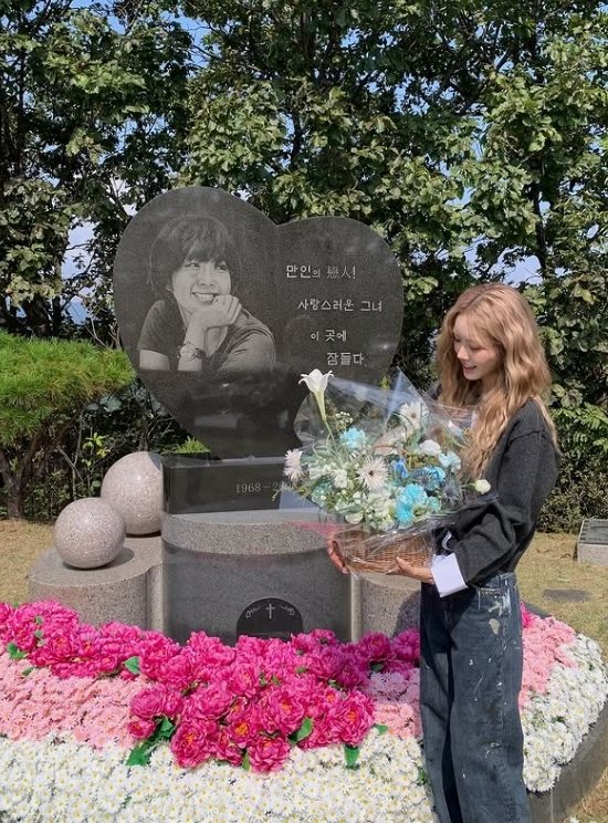 <b>최준희</b>, 엄마 故 <b>최진실 17주기</b> 하루 전 묘소에.."자주 못 와 미안"
