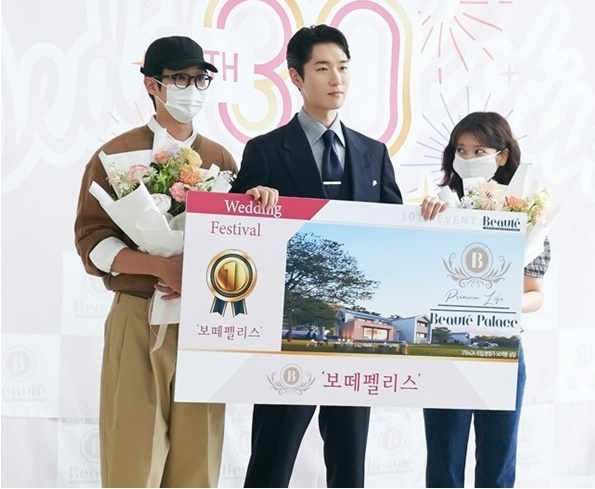 "50억 타운하우스 경품 수령"..최우식정소민, <b>신혼부부</b> 1일차 [<b>우주</b>메...