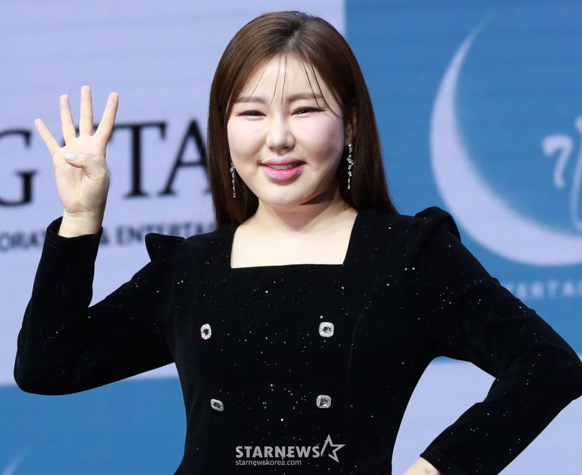 <b>송가인</b>, 재산 <b>200억</b>→결혼·출산설에 입 열었다 "그만큼 못 벌어..결혼 ...