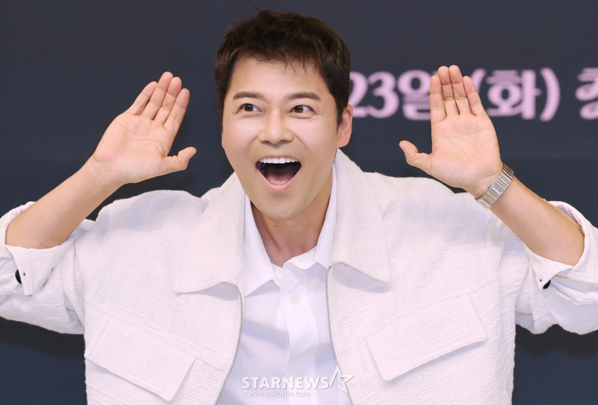 <b>전현무</b>, 모든 <b>연애사</b> 공유한 어린 女가수 정체.."개인적으로 친분 있어...