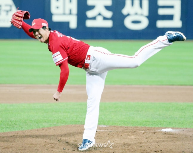 '선동열과 어깨 나란히' <b>김광현</b>의 5이닝 혼신의 역투, 'PS 역대 최다 타...