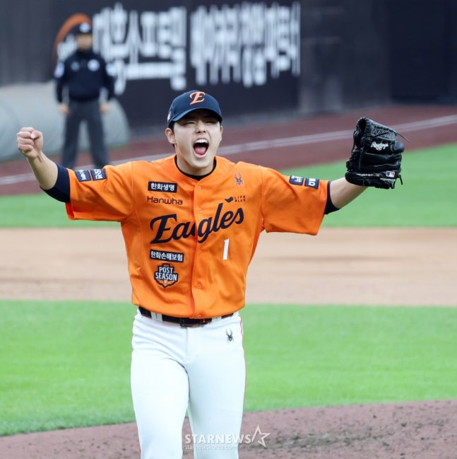 '18년 만의 대전 PS 첫승' <b>한화</b>, KS 확률 76.5% 잡았다! 문동주 161.6→...