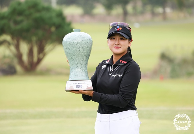 '中 최초 역사 썼다' <b>리슈잉</b>, <b>KLPGA</b> 투어 첫 <b>우승</b>... 10년 만에 외인 정상...