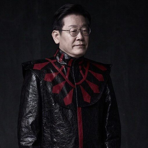 故 <b>신해철 11주기</b>..'<b>마왕</b>' 무대의상 입은 이재명 대통령 '미공개' 사진