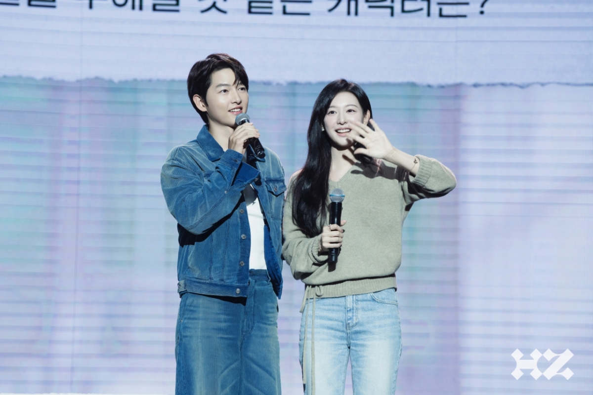 10년 전 '태양의 후예' 비주얼 그대로..<b>송중기</b>·<b>김지원</b>, '초동안' 투샷