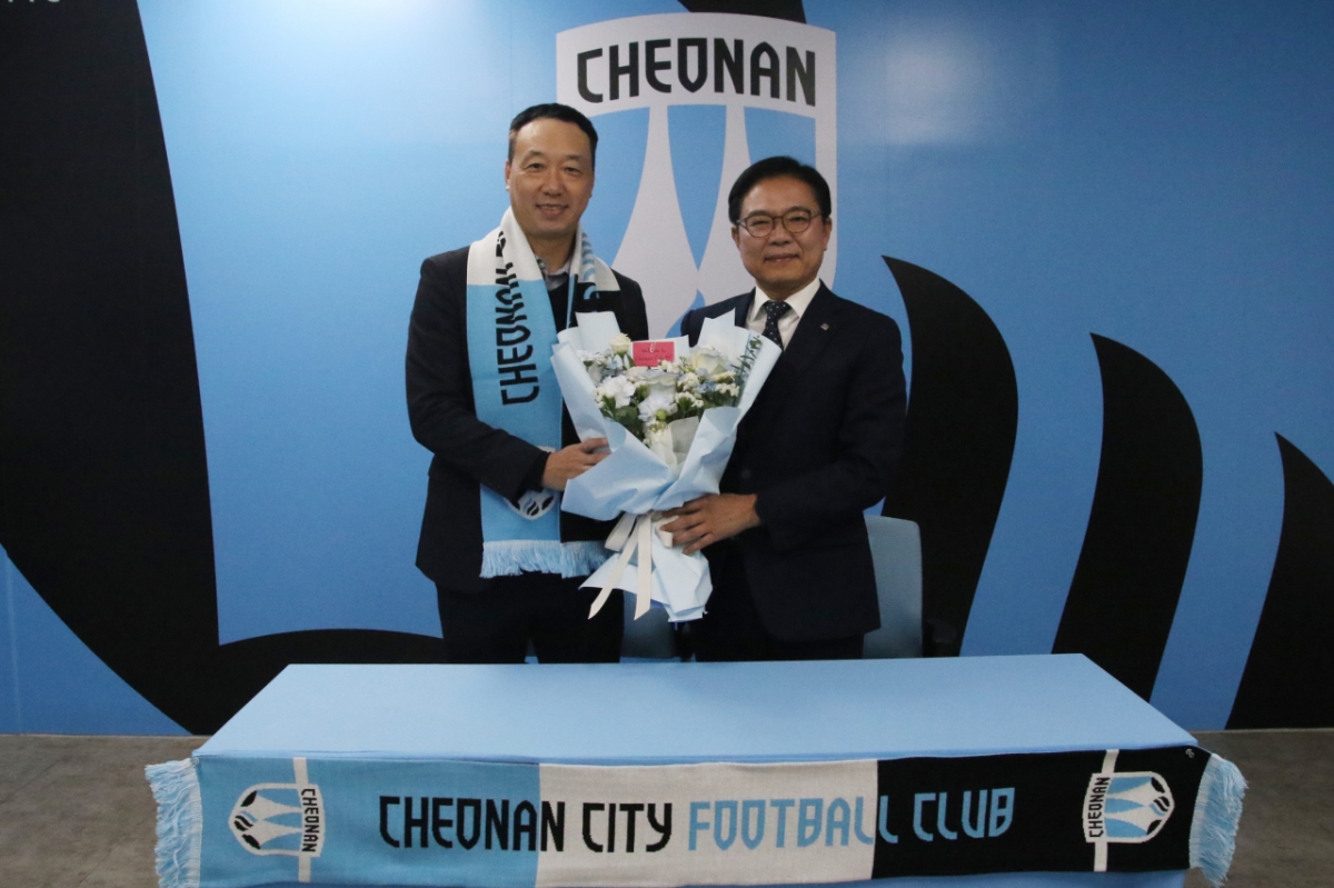 [오피셜] <b>천안시티</b>FC 새 사령탑에 <b>박진섭</b> 전 부산 <b>감독 선임</b>