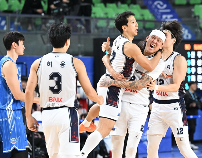 '무려' 15점 리드 뒤집힌 가스공사, <b>KCC</b>에 충격 역전패... '<b>허훈</b> 28<b>득점</b>→...