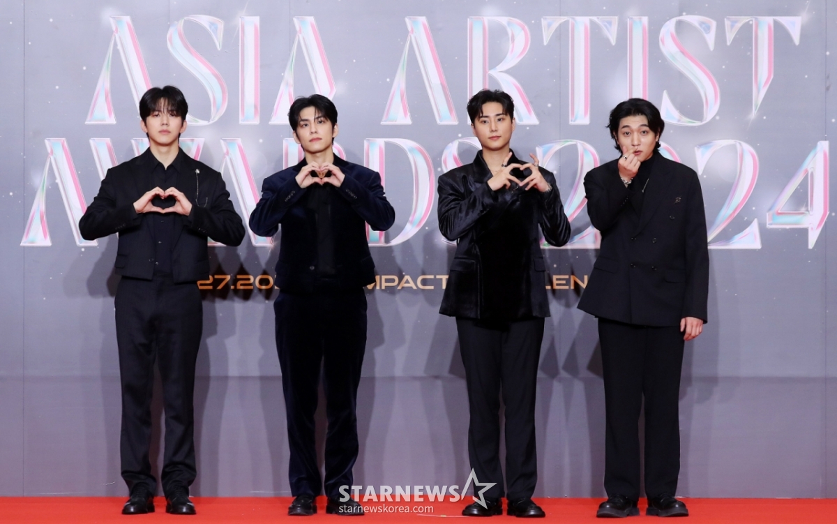 데이식스 영케이·원필·성진, 엑디즈 <b>콘서트</b> 포착..록 스피릿 포즈까지...