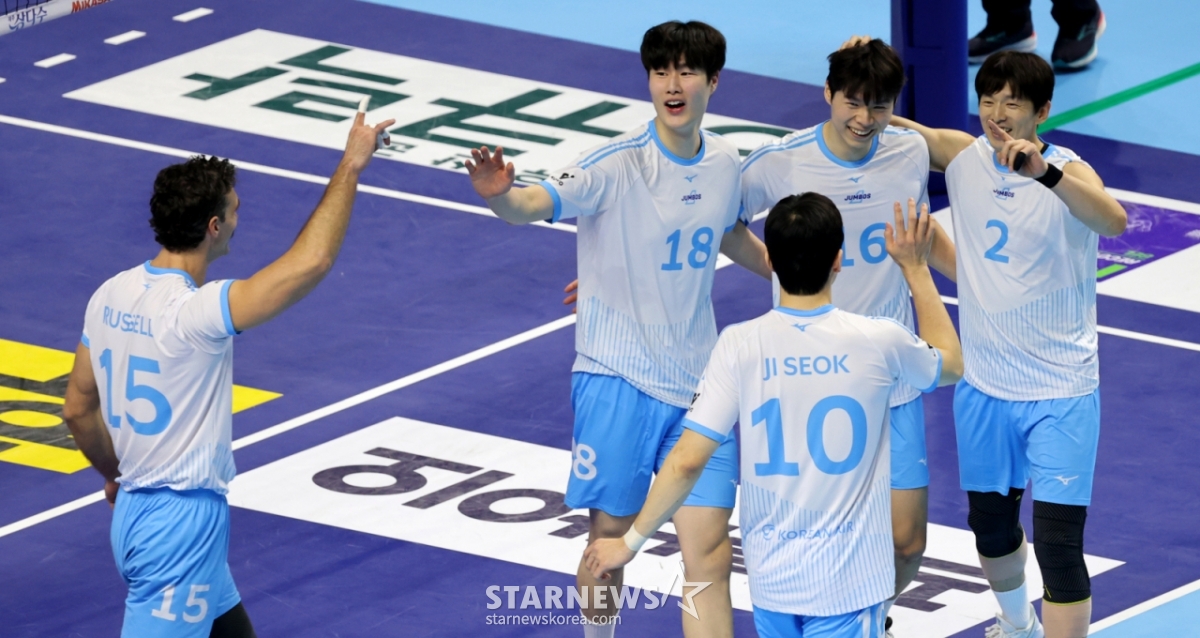 '<b>러셀</b> 트리플크라운' <b>대한항공</b> '파죽의 7연승' KB 3-0 완파, 선두 질주+전...