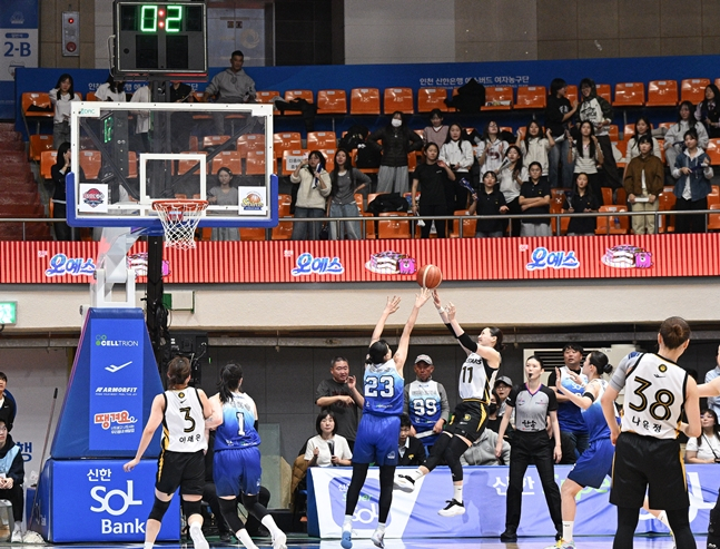 <b>WKBL</b>, 0.7초 버저비터 <b>오심</b> 인정 "신한 구단에 공식 사과→동일 사례 반...