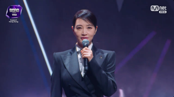 '2025 마마' <b>김혜수</b>, 오프닝서 추모 리본 패용+<b>홍콩</b> 참사 <b>애도</b>.."마음 무...