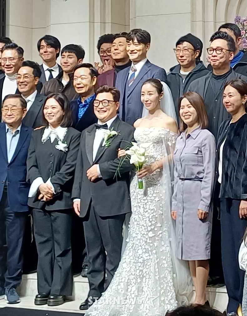 [단독]"우정으로 남는다" <b>윤정수</b> 옆 지킨 김숙..<b>결혼식 하객</b> 단체사진 ...