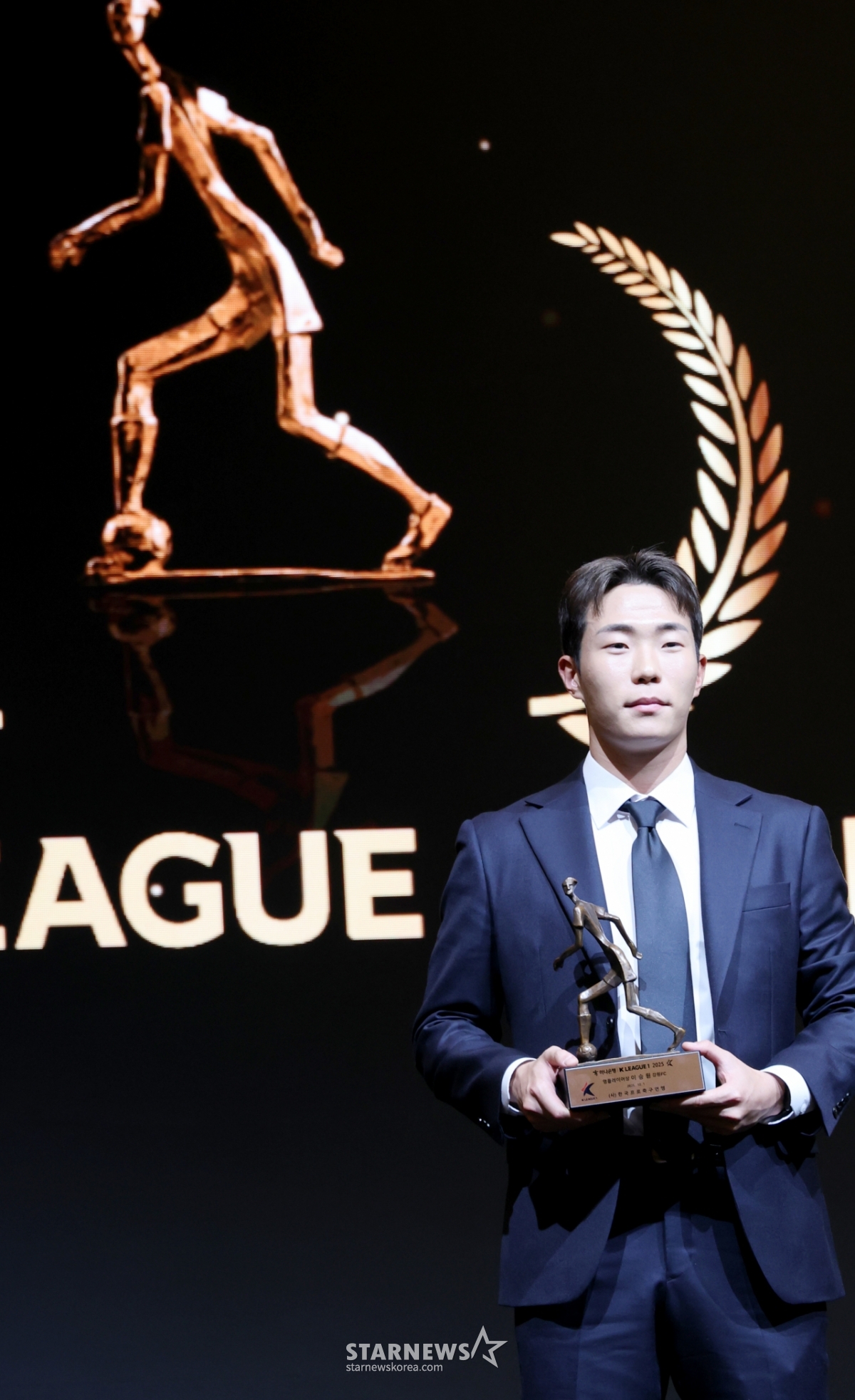 [포토] K리그1 <b>영플레이어상</b> <b>이승원</b> 'K리그 대상시상식'