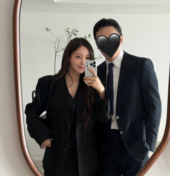 티아라 <b>효민</b>, 남편과 투샷 공개 "혼자 아닌 둘이서"