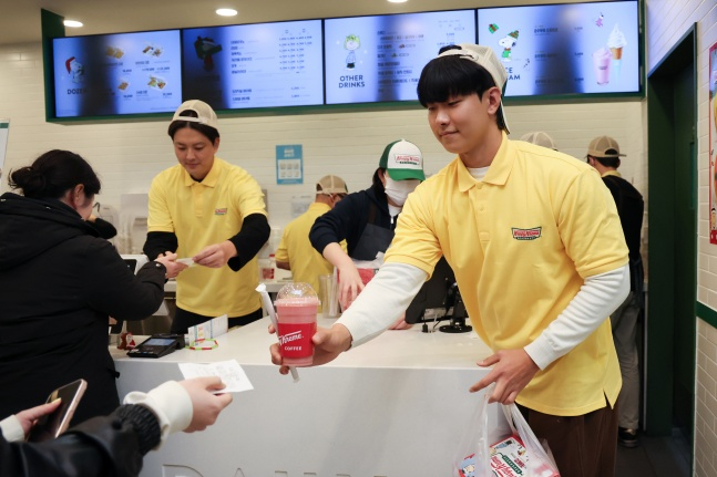 <b>전준우</b>-김원중-한태양 일일 <b>카페</b> 매니저 변신! 발달장애인과 함께한 드...