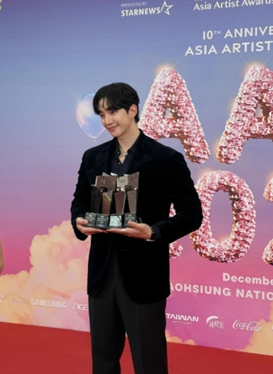 'AAA 2025' MC <b>이준호</b>, 4관왕 소감 "팬 사랑까지..감사했던 한해"
