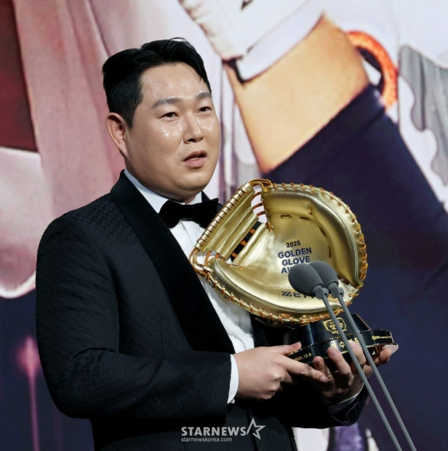 두산, <b>양의지</b> '역대 10번째' <b>골든글러브 기념상품</b> 출시 "선수 메시지 담...