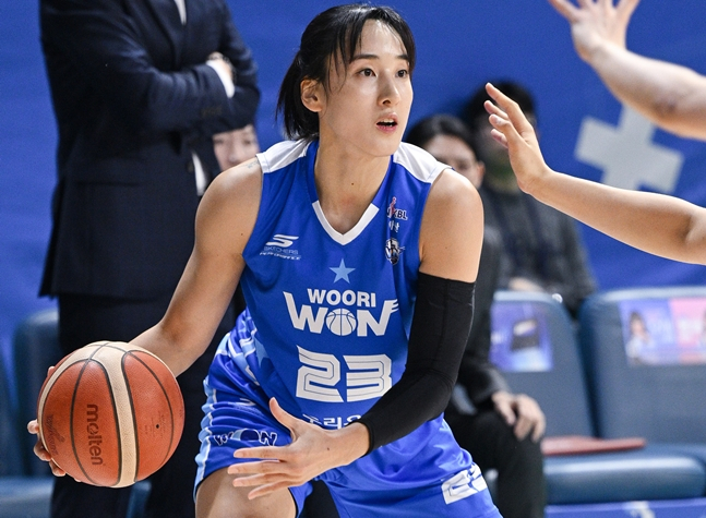 '<b>김단비</b> 24점+이민지 3점 4개 폭발' <b>우리은행</b>, '박지수 결장' KB스타즈 잡...