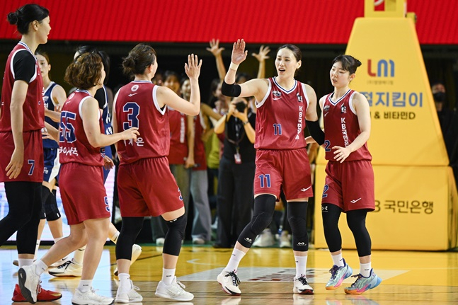 'WKBL 최초' 클래식 더비 승자는 <b>KB스타즈</b>, '<b>청용대전</b>'서 <b>삼성생명</b> 꺾고...