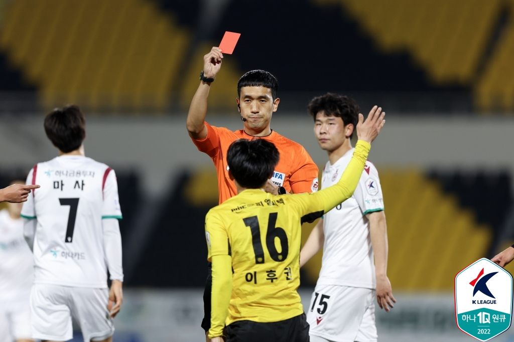 [공식발표] KFA, 무단 인터뷰 <b>김우성 심판</b>에 '3개월 활동 정지' <b>징계</b>... ...
