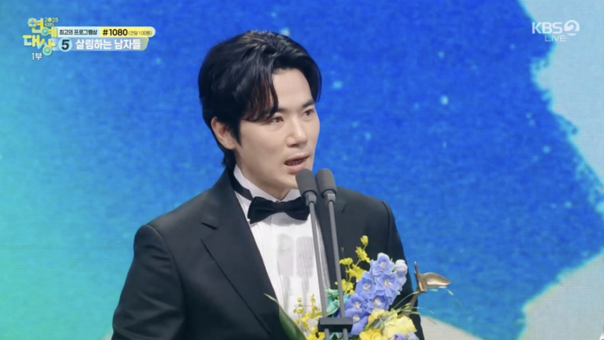 '48세' 김강우, <b>신인상</b> 받았다.."베프 아내와 기쁨 나누고파" [2025 KBS ...