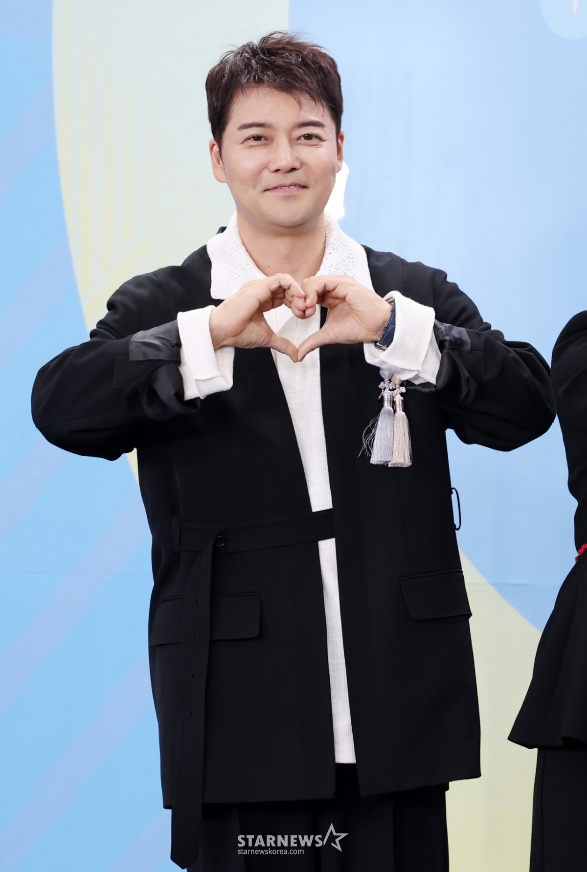 <b>전현무</b> '2025 <b>KBS 연예대상</b>' 첫 <b>대상</b> "믿기지 않아"..박보검 귀국 의리·...