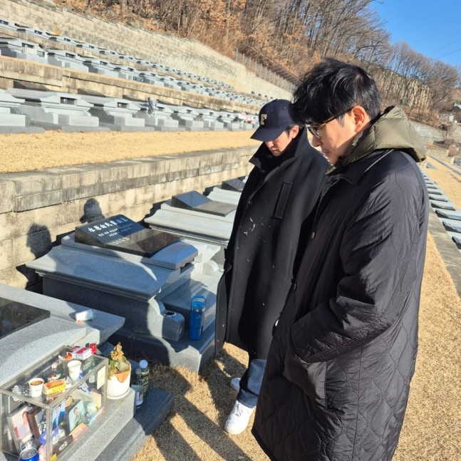 '전혜진 남편' 故 이선균 묘비에 새긴 절절 고백..'사랑해'