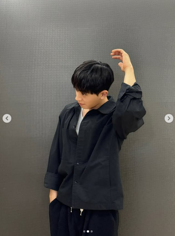 صورة تشانج جو تظهر علامة النصر وتعبيراً مبهجاً على وجهه